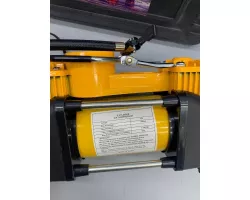 Автомобильный компрессор YELLOW с набором инструментов - Двухпоршневой, 12V, в кейсе, манометр, насадки в комплекте thumbnail