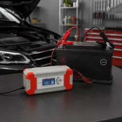 Автомобильное зарядное устройство 8A 12V/24V для аккумуляторов - 7-ступенчатая система, ЖК-дисплей, защита от перезаряда thumbnail