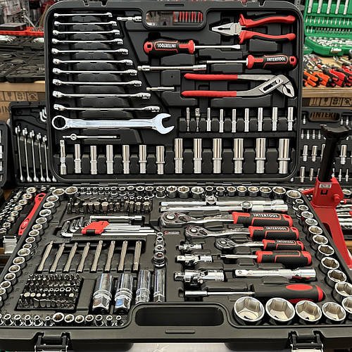 Набір інструментів на 233 од. INTERTOOL ET-8233 серия STORM Cr-V на три трещотки 1/2 3/8 1/4