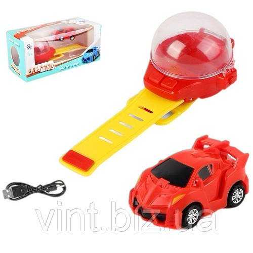 Червоний дитячий браслет з радіокерованою машинкою.
