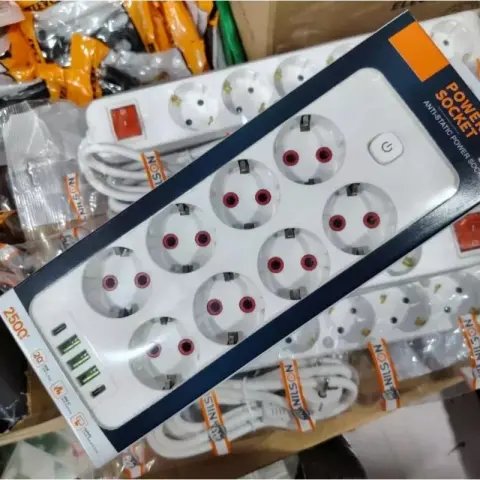 Подовжувач із 8 розетками та 3 USB-портами 2500W 5 метрів YU227